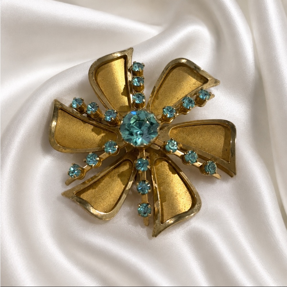 VTG Gold Tone Starburst Textured Petals Aqua Blue Crystal Stone Brooch/Pendant